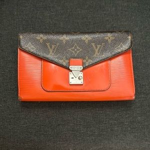 Louis Vuitton, orange wallet.  Used.  Comes with authenticity. Papers